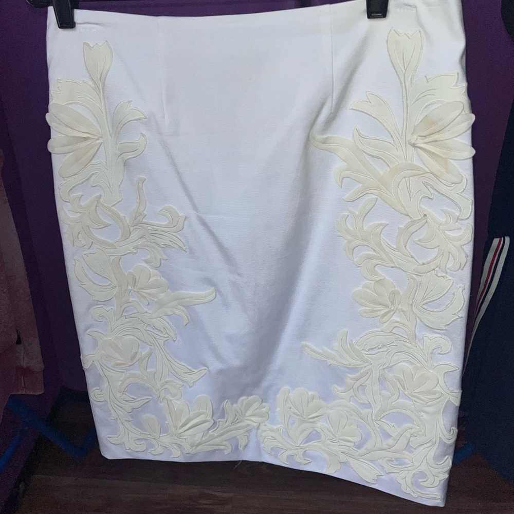 VGUC- WHITE HOUSE BLACK MARKET Applique & Embroidered Pencil Skirt- size 8